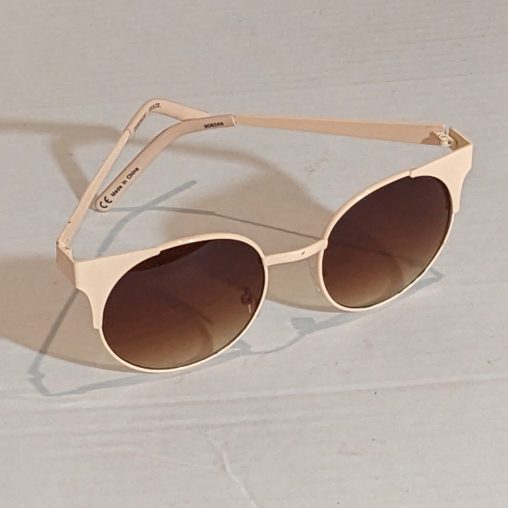 Throwing Shade PINK 🩷 Sunglasses